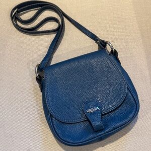 ITALIAN 🇮🇹 Blue Leather crossbody bag - boutique brand KESHIA. Silver. EUC